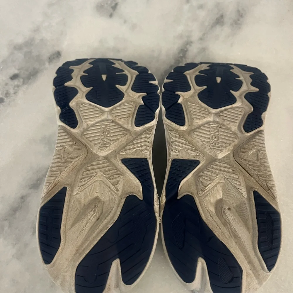 HOKA Arahi 8 Gray and Yellow Running Shoes - Picture 3 of 3